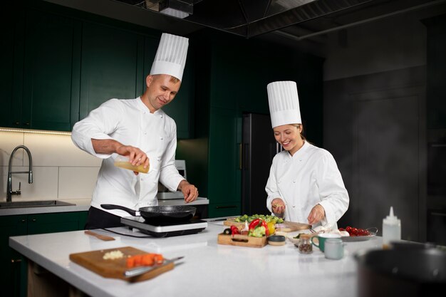 Gente sonriente de tiro medio cocinando juntos