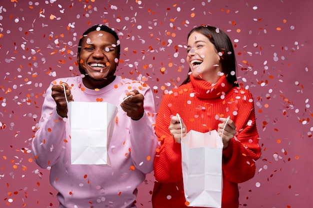 Gente sonriente de tiro medio con confeti