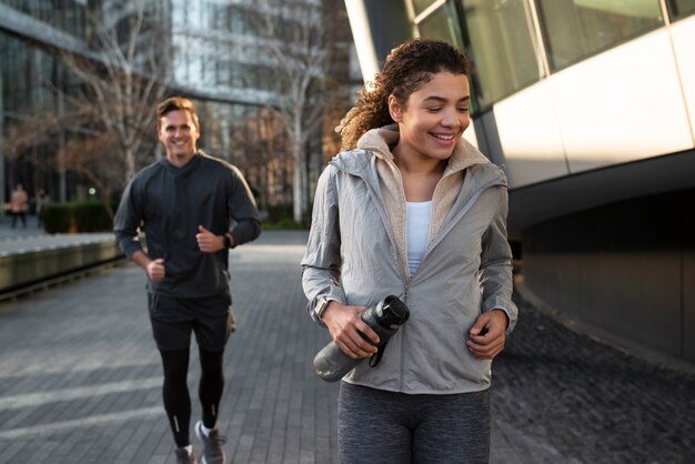 Gente sonriente de tiro medio corriendo