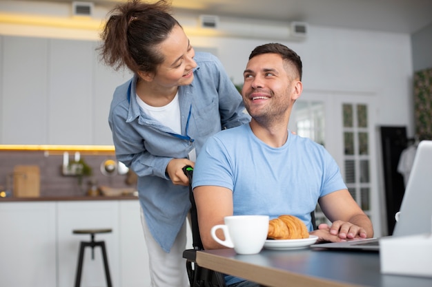 Gente sonriente de tiro medio con desayuno