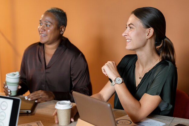 Gente sonriente de tiro medio en el escritorio