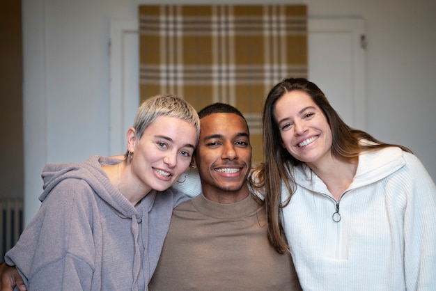 Gente sonriente de tiro medio junta