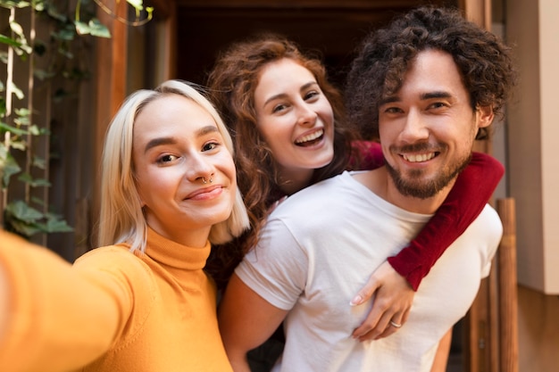 Gente sonriente de tiro medio juntos