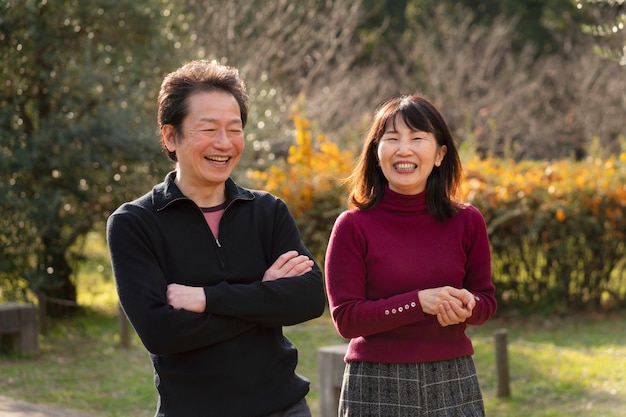 Gente sonriente de tiro medio en la naturaleza