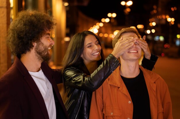 Gente sonriente de tiro medio en la noche