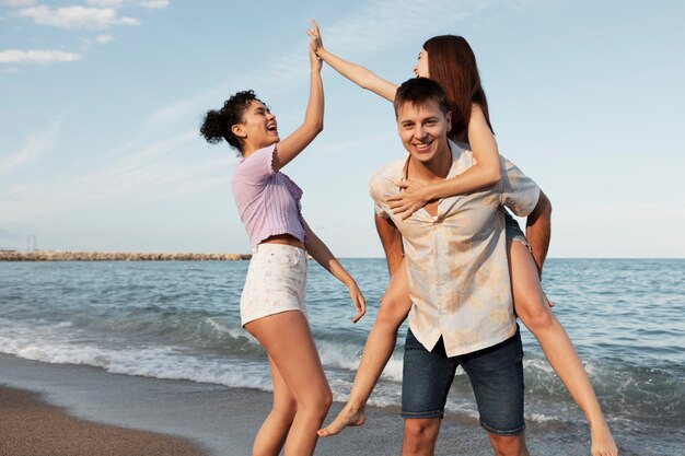 Gente sonriente de tiro medio en la playa