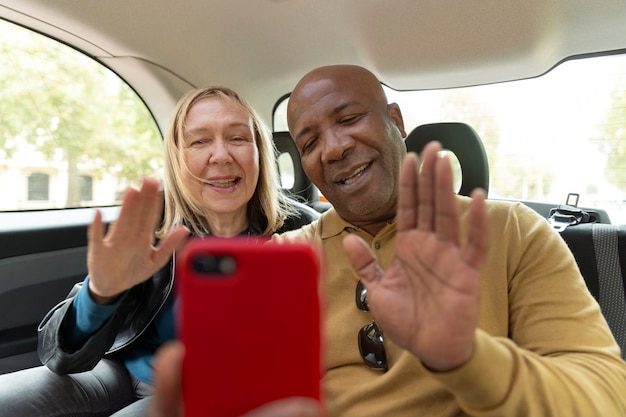 Gente sonriente de tiro medio con smartphone