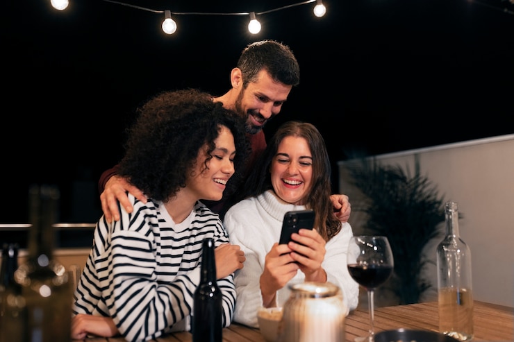 Foto gratuito gente sonriente de tiro medio con smartphone