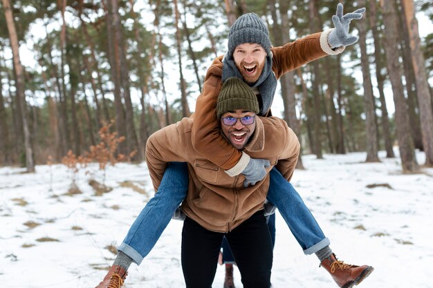 Gente sonriente de tiro medio temporada de invierno