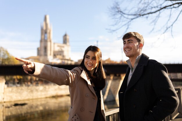 Gente sonriente de tiro medio viajando