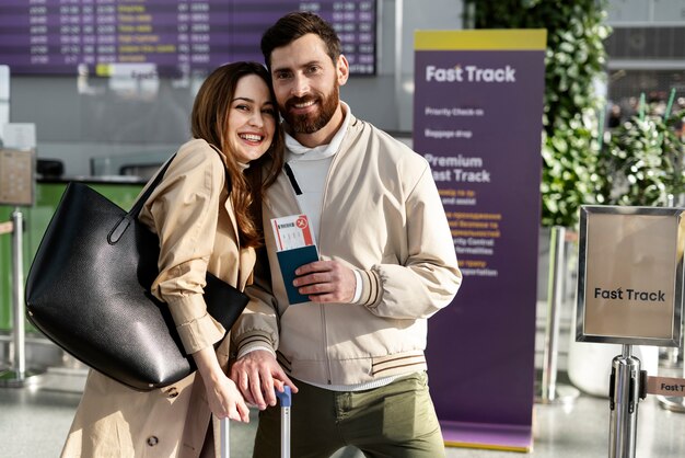 Gente sonriente de tiro medio viajando