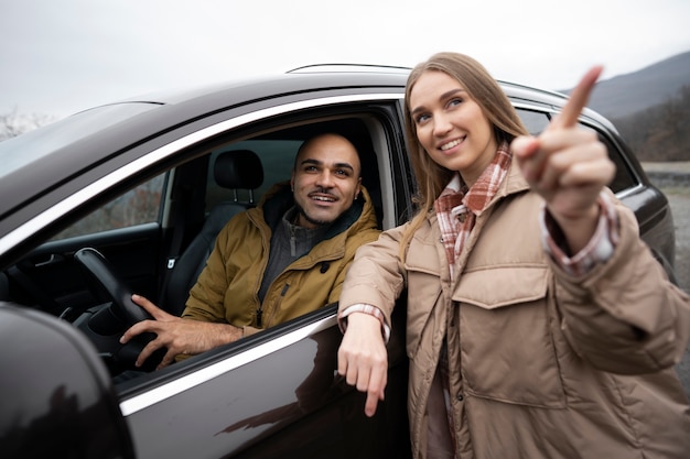 Gente sonriente de tiro medio viajando