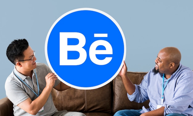 Gente sosteniendo el logo de Behance.