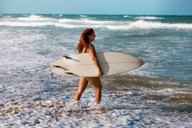 La gente surfeando en Brasil