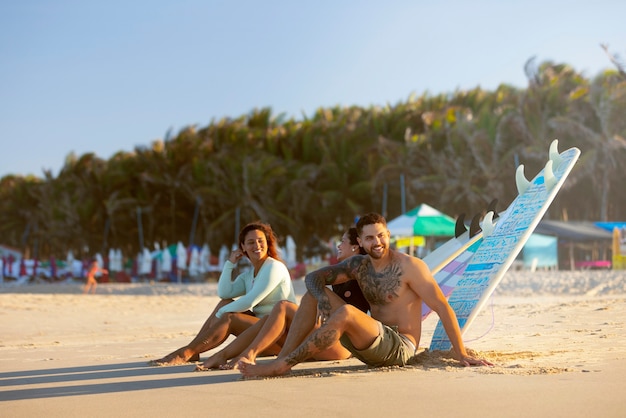 Foto gratuita la gente surfeando en brasil