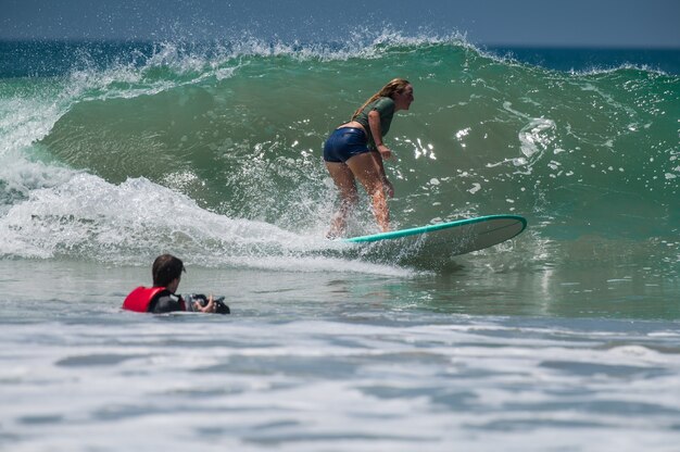 Gente surfeando en la costa de Varkala, cerca de Trivandrum