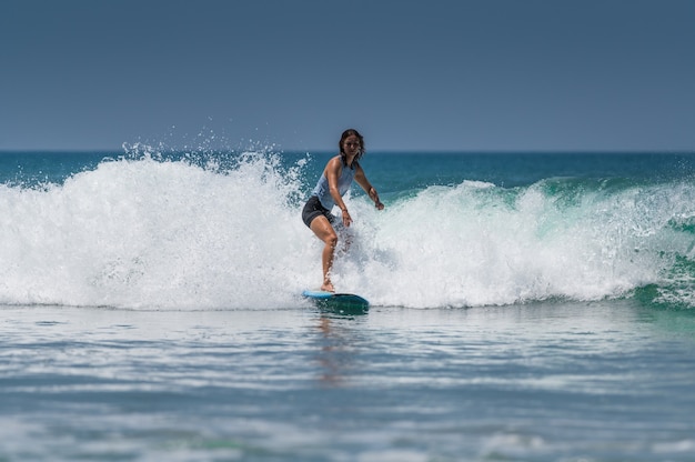 Gente surfeando en las costas de Varkala cerca de Trivandrum