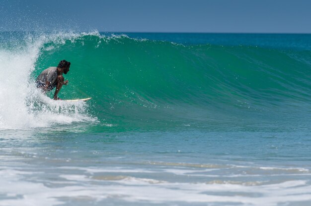 Gente surfeando en las costas de Varkala cerca de Trivandrum