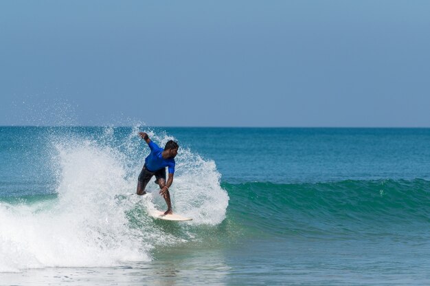 Gente surfeando en Varkala, la costa oeste de la India