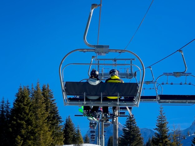 Gente en telesilla en los Alpes franceses, Europa