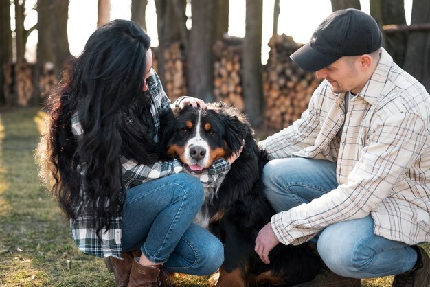 Gente de tiro completo acariciando a un perro lindo