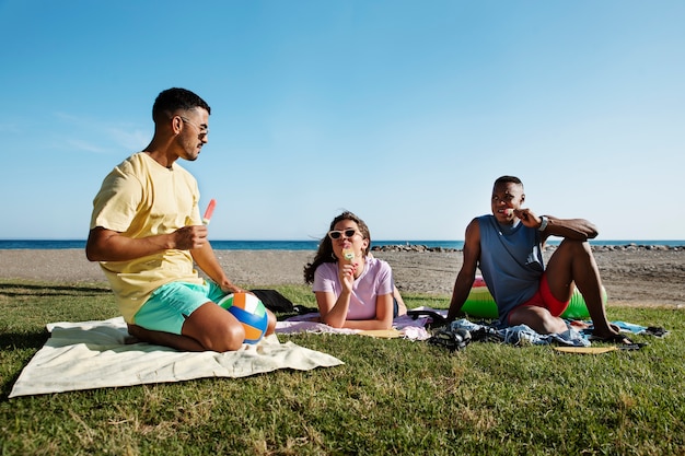 Foto gratuita gente de tiro completo al aire libre