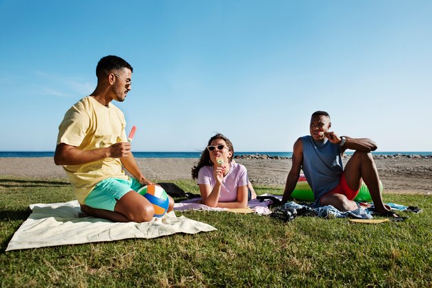 Gente de tiro completo al aire libre