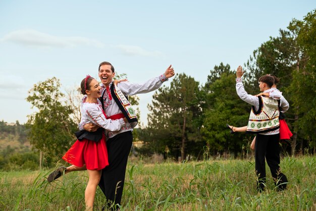 Gente de tiro completo bailando al aire libre