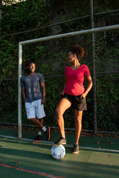 Gente de tiro completo con balón de fútbol.