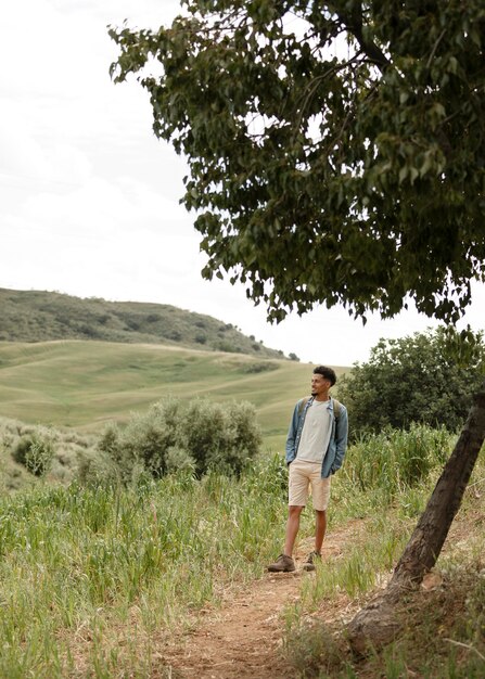 Gente de tiro completo caminando en la naturaleza