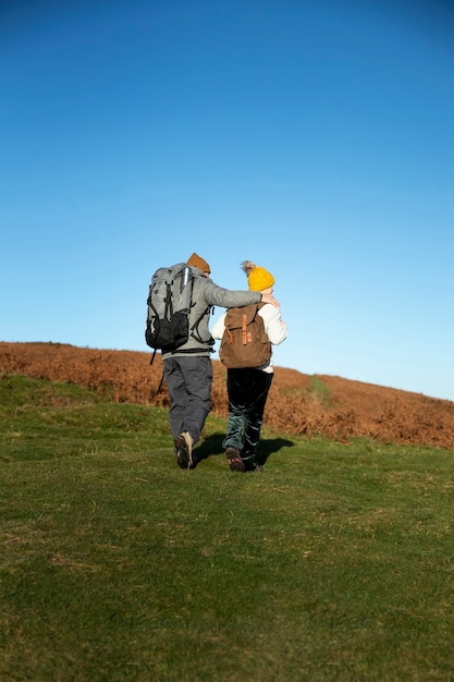 Gente de tiro completo caminando en la naturaleza