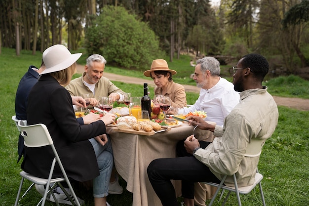 Gente de tiro completo comiendo juntos