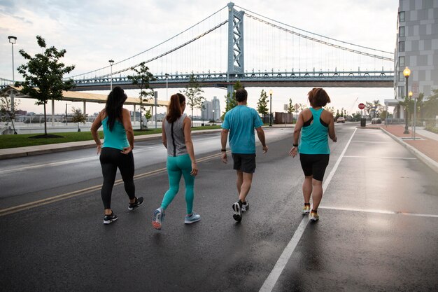 Gente de tiro completo corriendo al aire libre