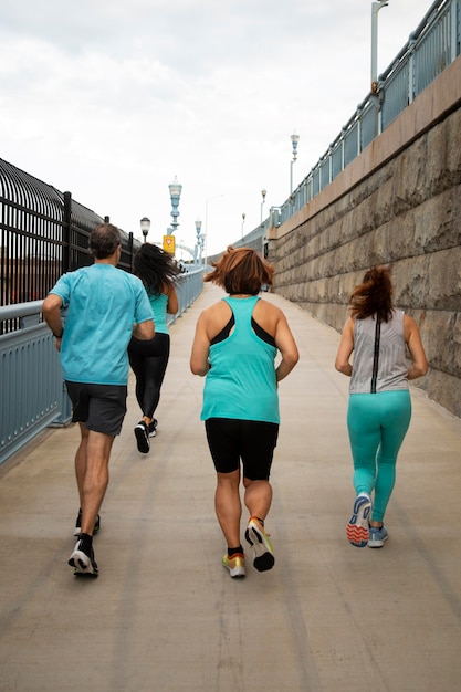 Foto gratuita gente de tiro completo corriendo al aire libre