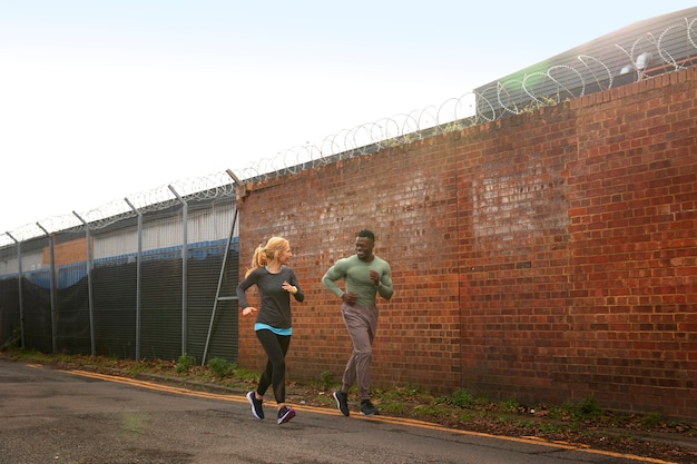 Gente de tiro completo corriendo al aire libre