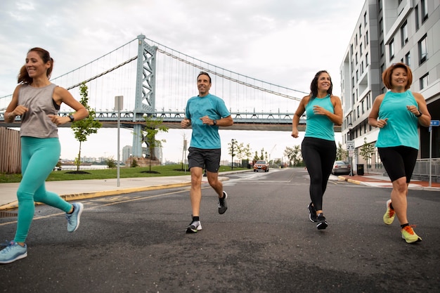 Foto gratuita gente de tiro completo corriendo en la ciudad