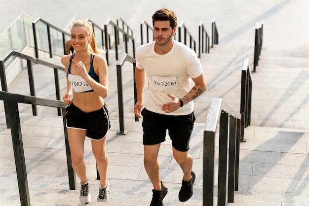 Gente de tiro completo corriendo en las escaleras