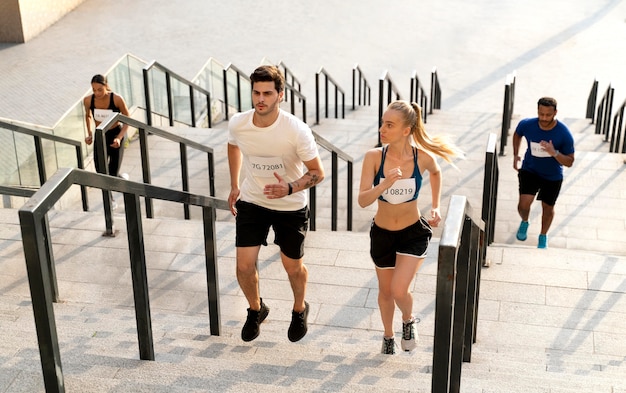 Gente de tiro completo corriendo en las escaleras