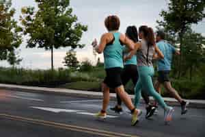 Foto gratuita gente de tiro completo corriendo juntos