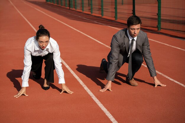 Gente de tiro completo corriendo en traje.