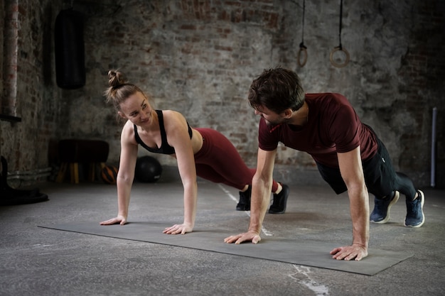 Foto gratuita gente de tiro completo entrenando en colchoneta de yoga