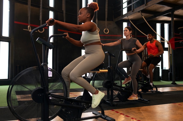 Foto gratuita gente de tiro completo entrenando juntas en el gimnasio