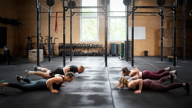 Foto gratuita gente de tiro completo entrenando juntos