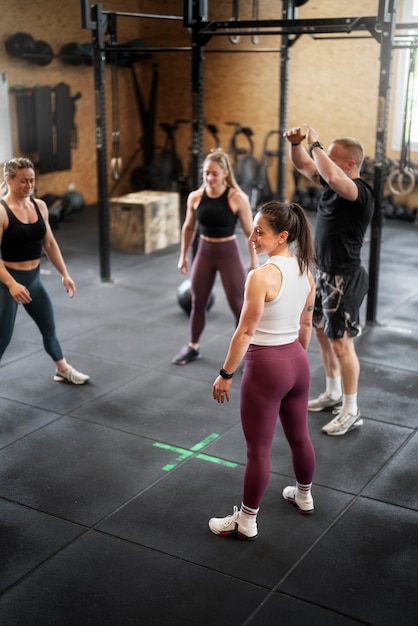 Gente de tiro completo entrenando juntos