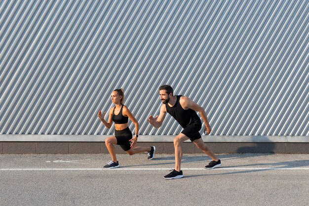 Gente de tiro completo entrenando juntos