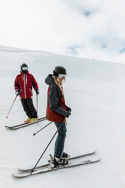 Gente de tiro completo esquiando
