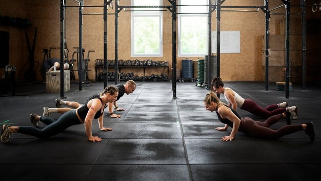 Gente de tiro completo haciendo burpees