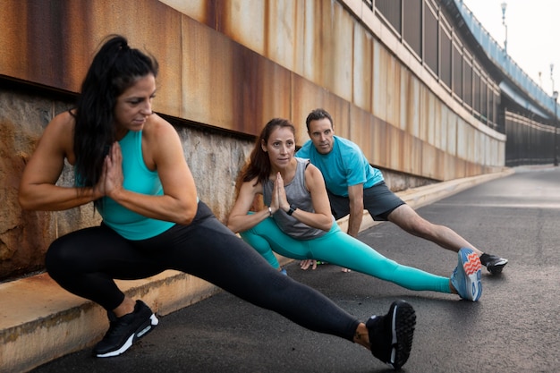 Gente de tiro completo haciendo deporte juntos