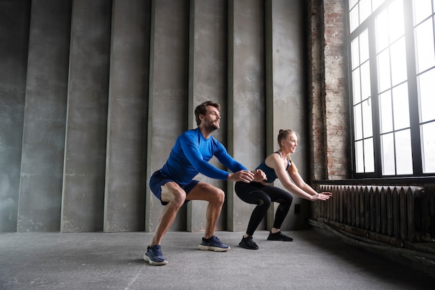 Foto gratuita gente de tiro completo haciendo ejercicio juntos