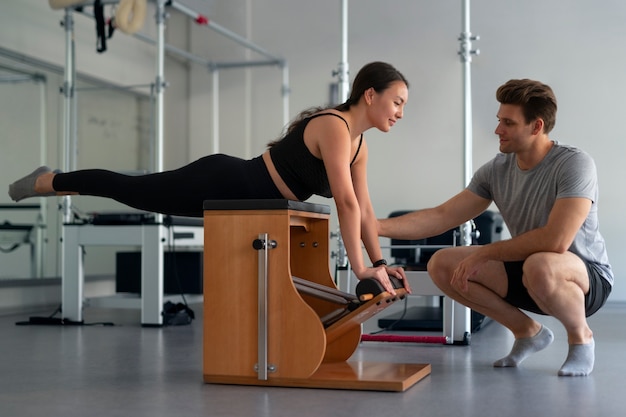 Gente de tiro completo haciendo pilates